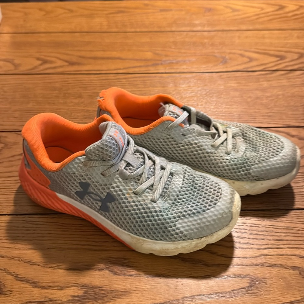 Under armour kids no lace sz 2y
PLAY CONDITION SHOES
